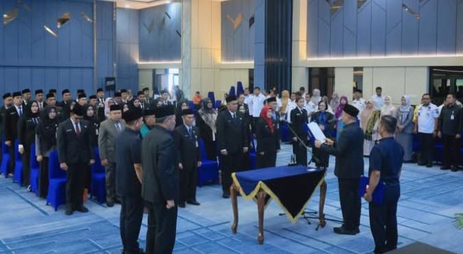 Wawako Pekanbaru Lantik 42 ASN, Perkuat Birokrasi Berbasis Talenta dan Kinerja