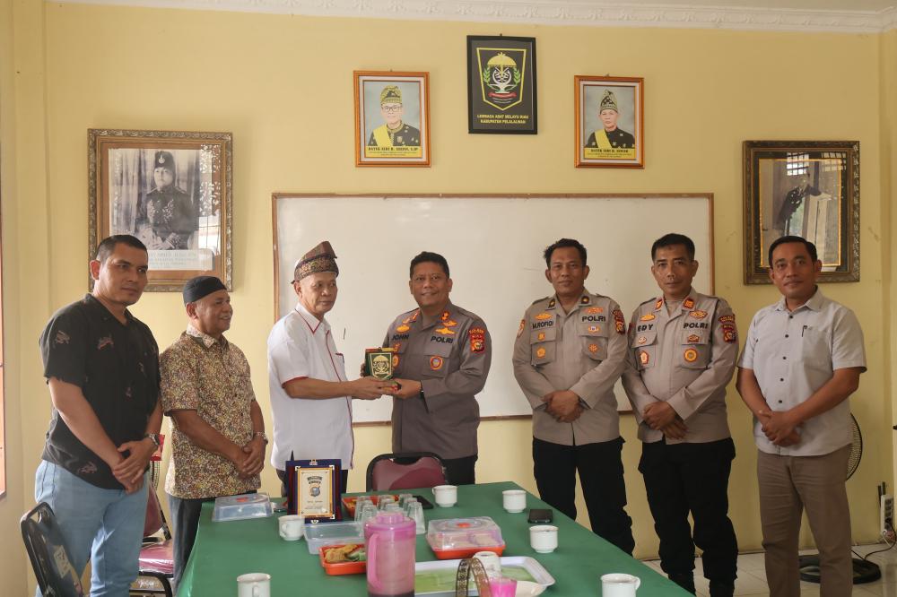 Pamit Bertugas, Kapolres Pelalawan Silahturahmi ke LAMR Pelalawan