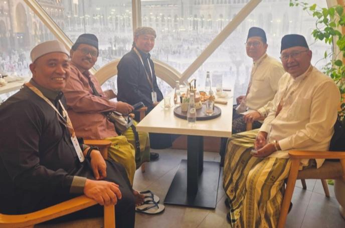 Wawako Pekanbaru Jalin Silaturahmi dengan Anggota Amirul Hajj di Mekkah