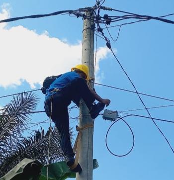 diduga-gunakan-tiang-listrik-pln-tanpa-izin-kabel-fiber-optik-terpasang-semrawut-di-ujung-batu