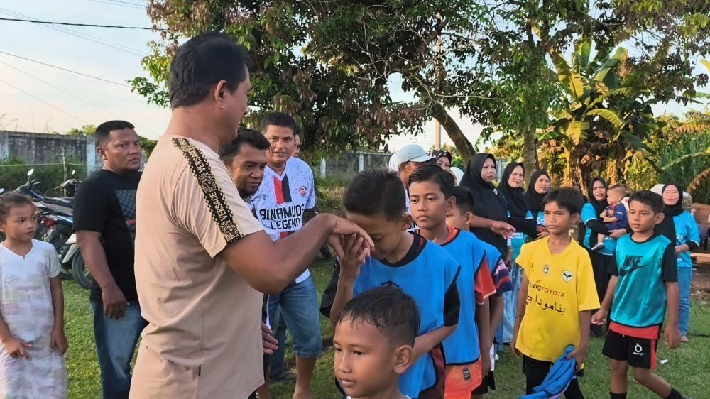 baja-marulak-nenggolan-dukung-pembinaan-sepak-bola-usia-dini-serahkan-bantuan-bola-ke-ssb-bina-muda