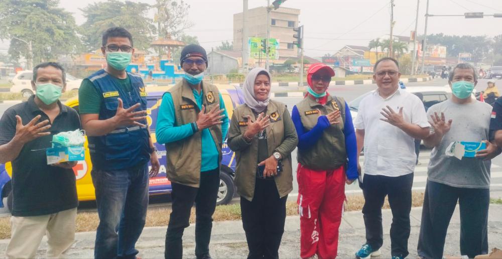 Peduli Dampak Kabut Asap, Gonjong Limo Pekanbaru Bersinergi Membagikan 1.000 Masker Gratis