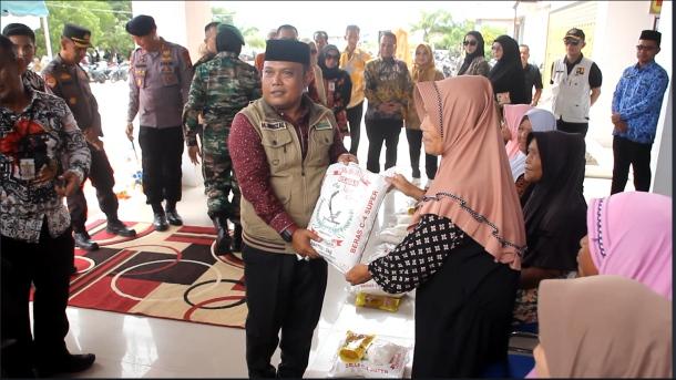 Peduli Mustahik, BAZNAS Rohil Bagikan 1.030 Sembako di Palika