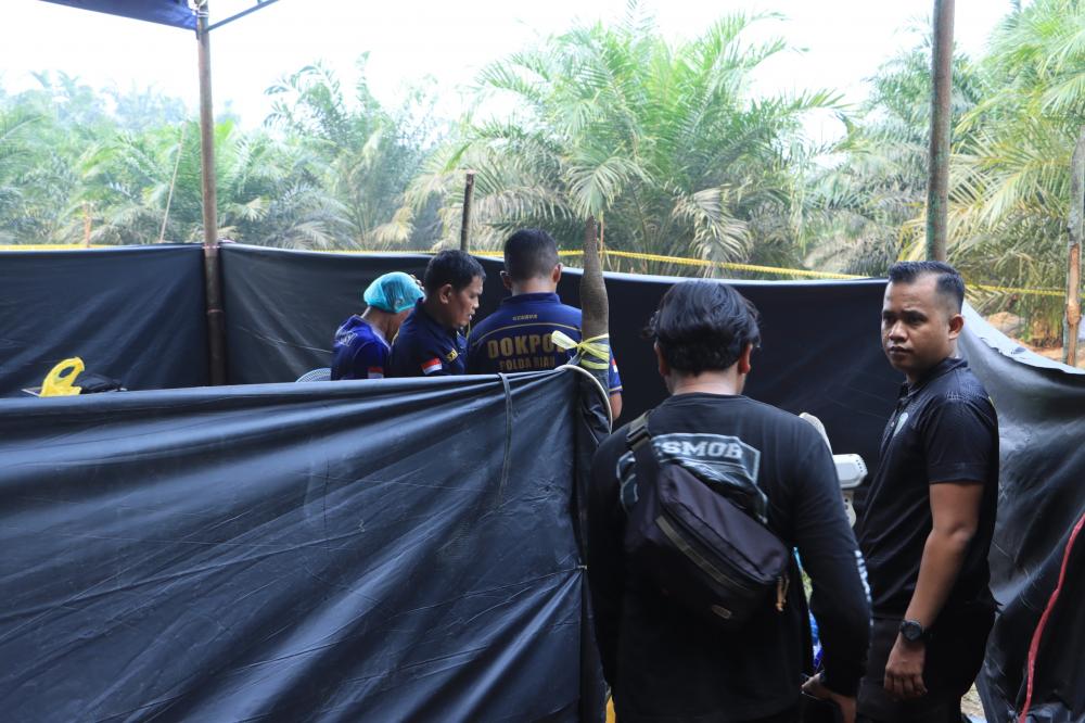 Polres Inhil Dampingi Ekshumasi Jenazah (E. S), Tim Forensik Lakukan Autopsi