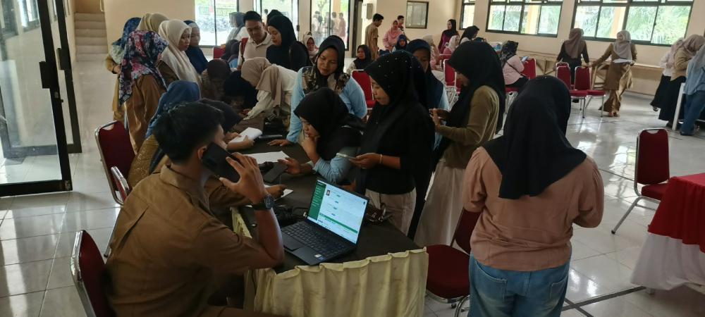 Percepat Aktivasi IKD, Camat Hulu Kuantan Datangkan Operator Disdukcapil