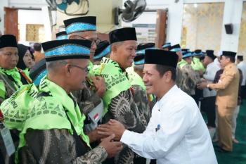 Pemkab Kuansing Lepas 186 Jemaah Haji 1447 H, Wakil Bupati: Jaga Kesehatan dan Kekompakan