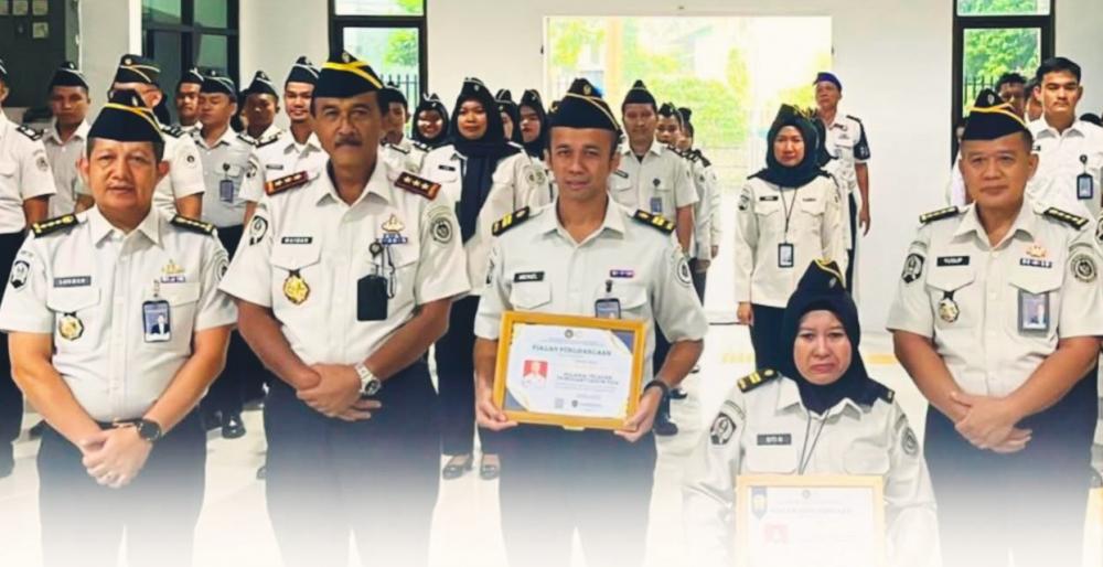 loyalitas-dalam-bekerja-dua-pegawai-kanwil-ditjenpas-riau-diberikan-penghargaan