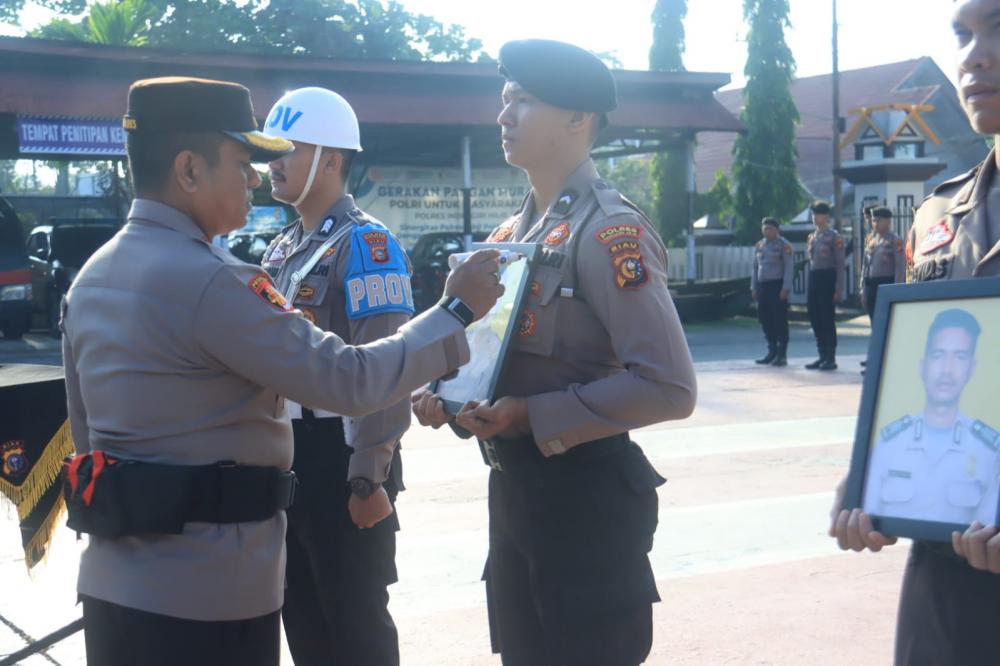 kapolres-inhil-akbp-farouk-oktora-sh-sik-pimpin-upacara-ptdh-terhadap-dua-persinil