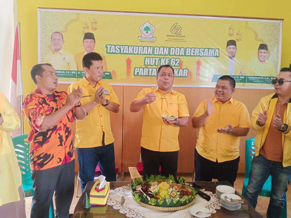 peringati-hut-ke-62-golkar-pelalawan-ziarahi-taman-makam-pahlawan-dan-potong-tumpeng