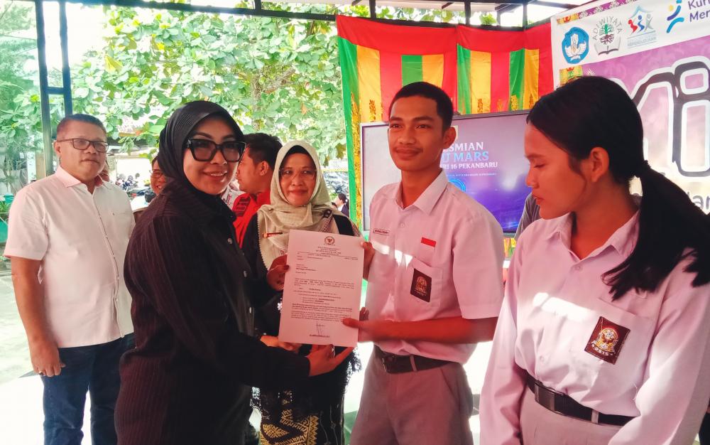 Serahkan Beasiswa PIP Bagi 398 Siswa di Pekanbaru, Dewi Tegaskan Larangan Pungutan