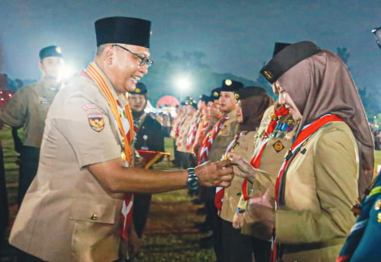 terima-lencana-darma-bakti-kak-sulastri--pengabdian-untuk-pramuka-dan-generasi-emas