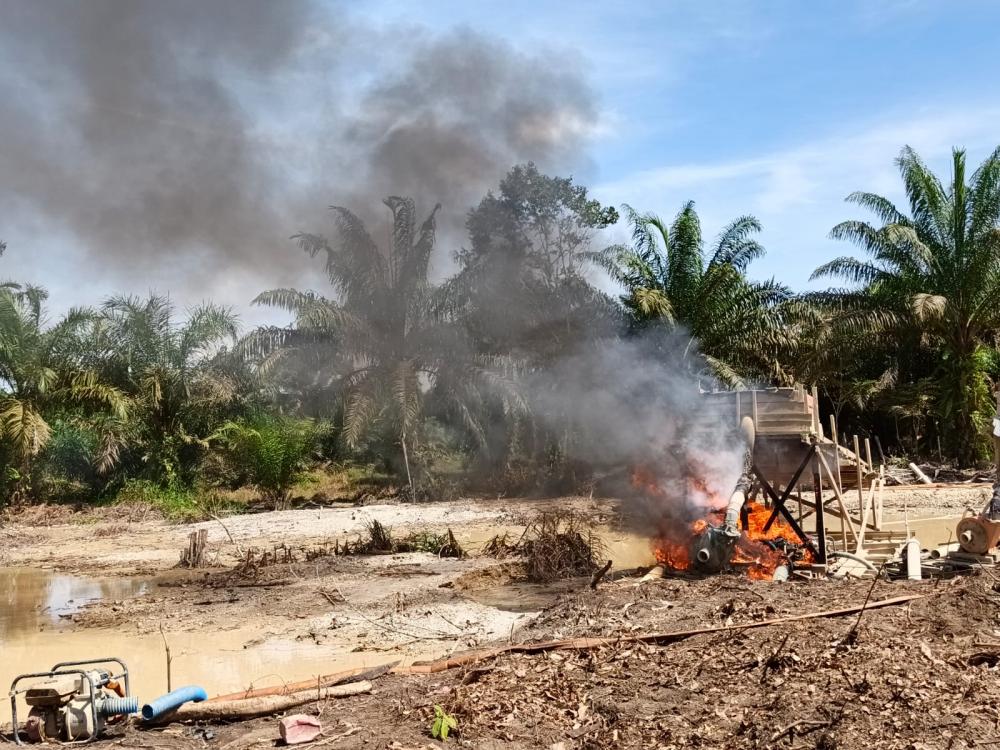 Tanggapi Laporan Melalui Layanan 110, Polsek Cerenti Musnakan Rakit PETI