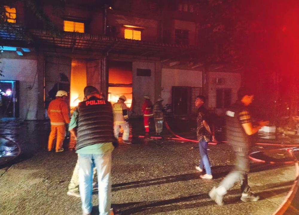 Kebakaran Hanguskan Lima Unit Gudang di Komplek Pergudangan Avian Pekanbaru