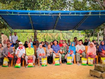 perkuat-sinergi-cegah-karhutla-polres-rokan-hulu-edukasi-warga-dan-salurkan-bantuan-sembako