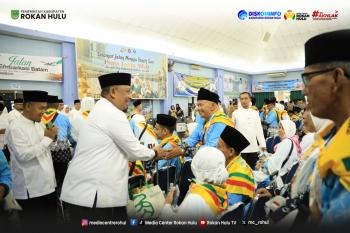 penuh-haru-bupati-anton-lepas-191-jemaah-calon-haji-rohul-di-embarkasi-batam