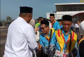 bupati-anton-lepas-keberangkatan-jch-melalui-bandara-tuanku-tambusai