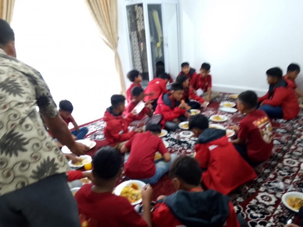 jelang-keberangkatan-ke-lampung-wabup-hidangkan-menu-sarapan-pagi-bagi-tim-kampar-junior-fa