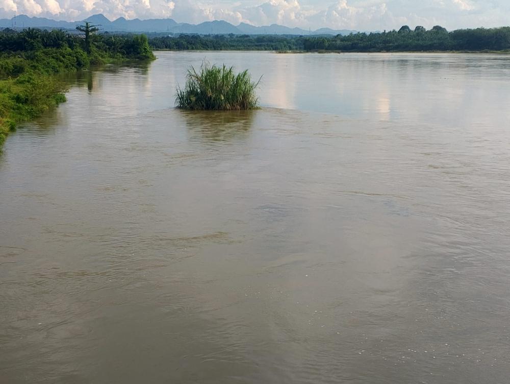 air-sungai-kampar-tinggi--deras-wabup-imbau-orang-tua-waspada-atas-peristiwa-kemarin-di-kuok-