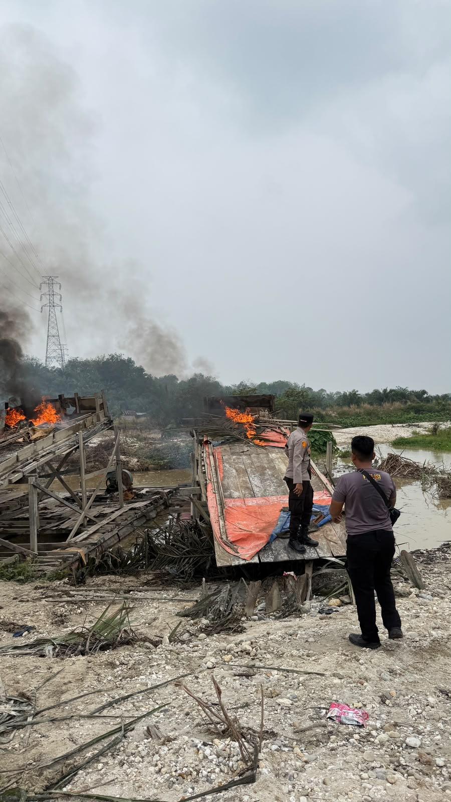 Warga Lapor Melalui Layanan 110, Polres Kuansing  Bakar Peralatan PETI di Pulau Komang