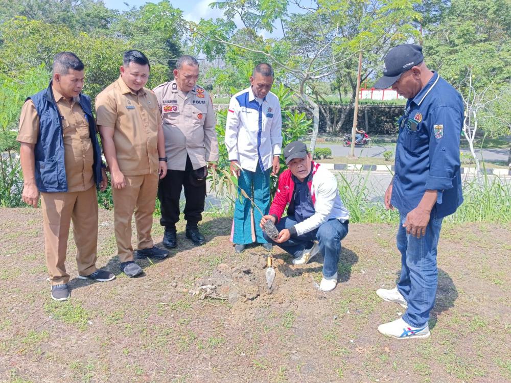 Senator Senator Abdul Hamid dan PWI Pelalawan Tanam Pohon Buah di Kantor PWI
