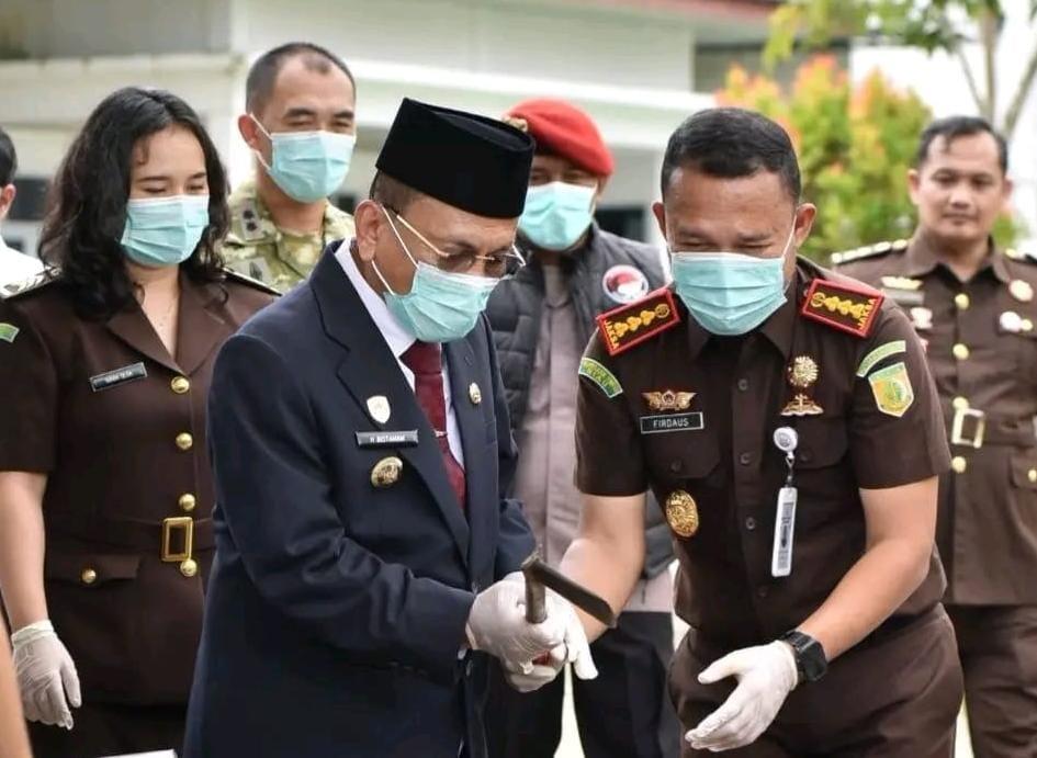 Musnahkan Barang Bukti 77 Perkara Inkracht, Kejari Rohil Perkuat Transparansi Penegakan Hukum