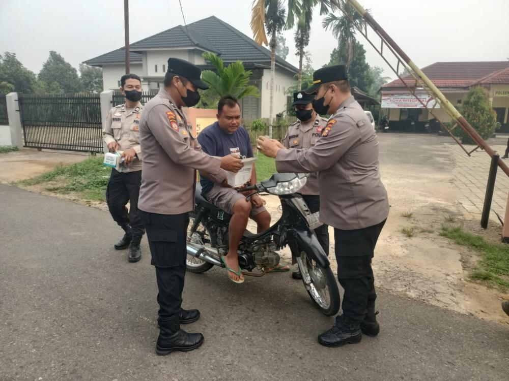 Asap Masih Tebal, Kapolsek Hulu Kuantan Turun ke Jalan Bagikan Masker