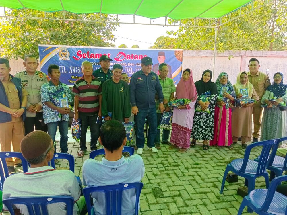 Senator Abdul Hamid Gandeng PWI Pelalawan Serahkan Bantuan Beras untuk Masyarakat Pangkalan Kerinci