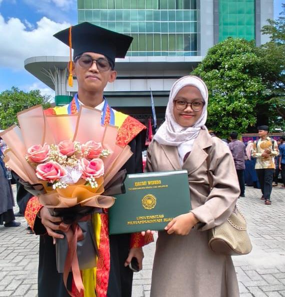 Doa Ayah Bunda dari Mekah Jadi Semangat Aziz Rahmansyah Wisuda Bersama Sang Adik