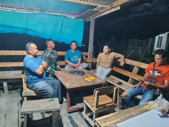 Tingkatkan Keamanan Lingkungan, Babinsa Koramil 01/Bangko Sambangi Poskamling di Bagan Punak Meranti