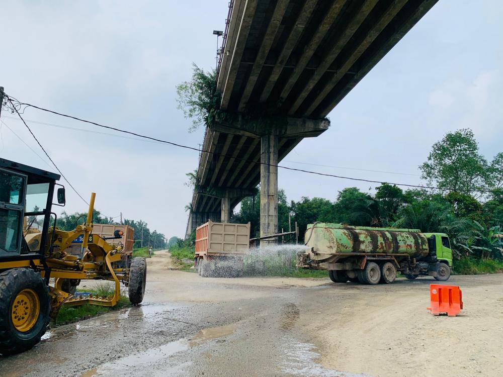 PT Arara Abadi Komitmen Jaga Kelayakan Jalan Kampung Maredan Lewat Perbaikan dan Penyiraman Rutin