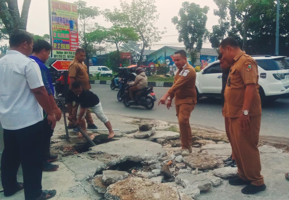 Camat Marpoyan Damai Tinjau Masalah Genangan Air di Ruas Jalan Meski Tidak Hujan