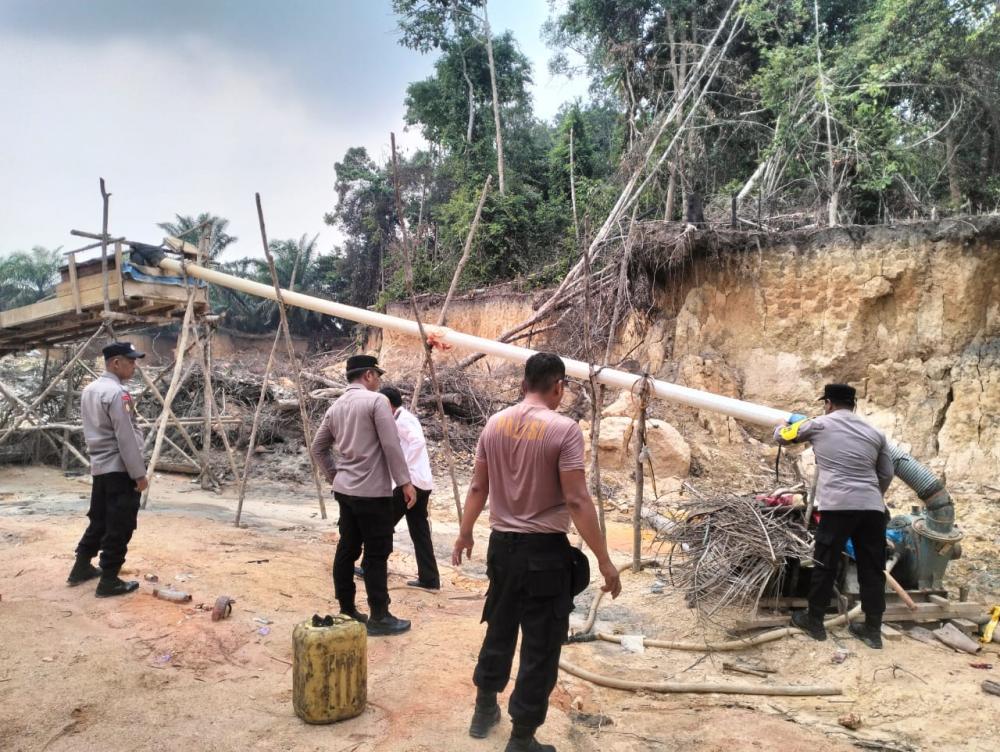 Polsek Hulu Kuantan Bakar Peralatan PETI di Sumpu