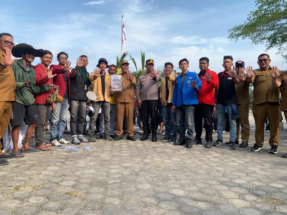 Ratusan Mahasiswa dan Petani Gelar Aksi di Kantor Bupati Inhil, Desak Kebijakan Harga Kelapa