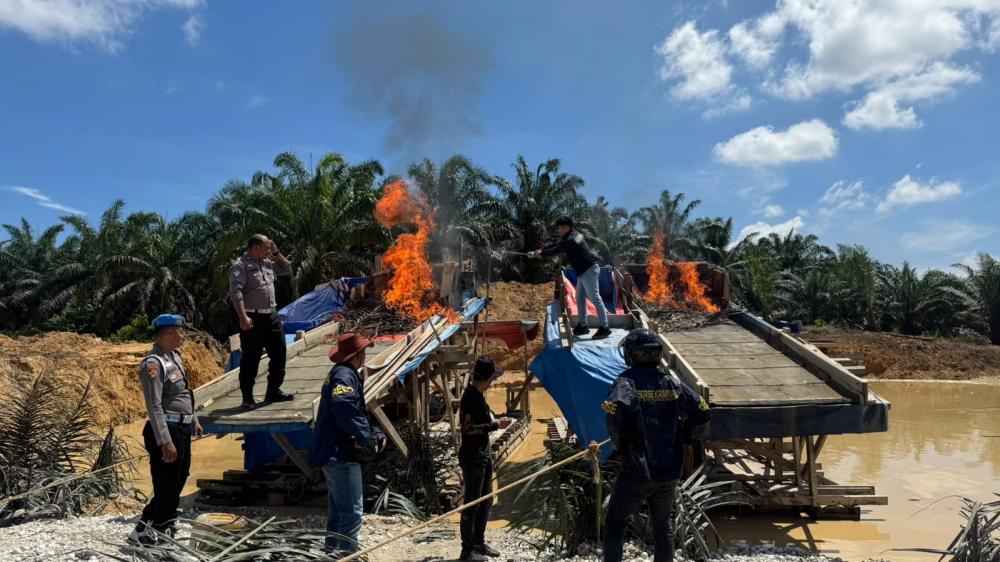 Polisi Musnahkan Lima Rakit Dompeng di Kuansing