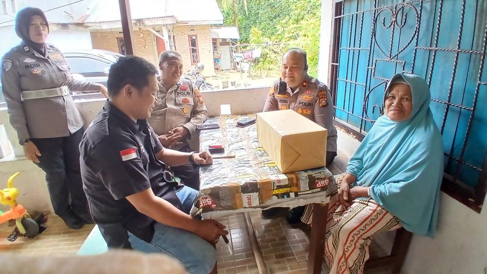 Kapolsek Ujung Batu Sambangi Rumah Lansia yang Viral, Sampaikan Maaf atas Perilaku Anggota