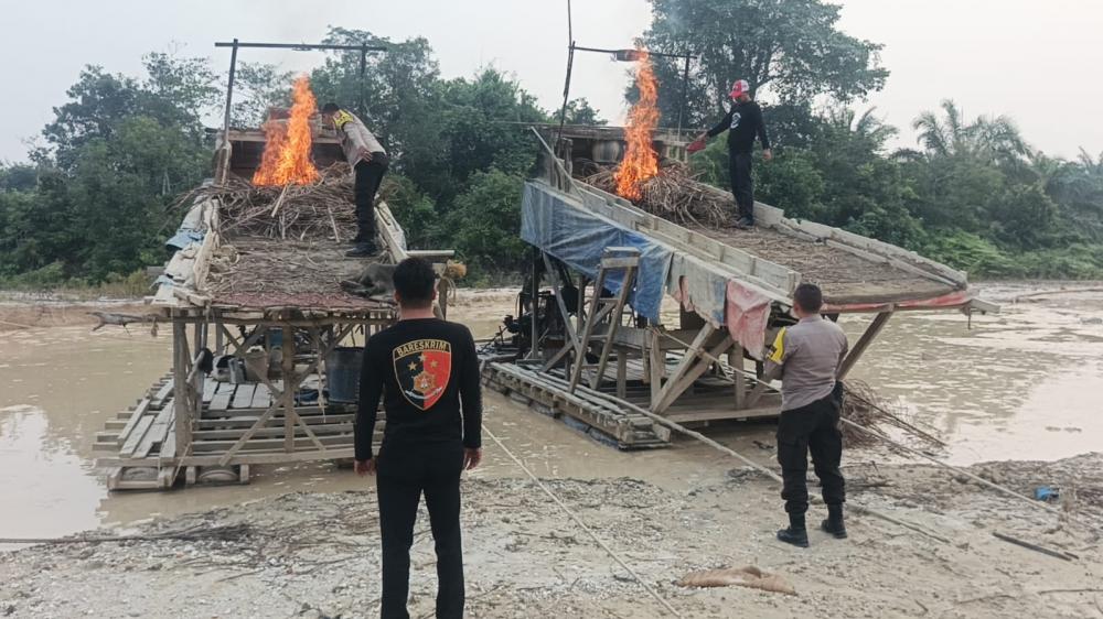 Polsek Kuantan Mudik Tertibkan 7 Rakit PETI di Desa Setiang