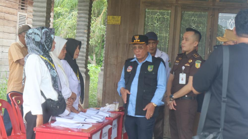 Pastikan Berjalan Aman dan Lancar, Bupati Rohil Tinjau Pemungutan Suara Pilpeng di Bagan Jawa