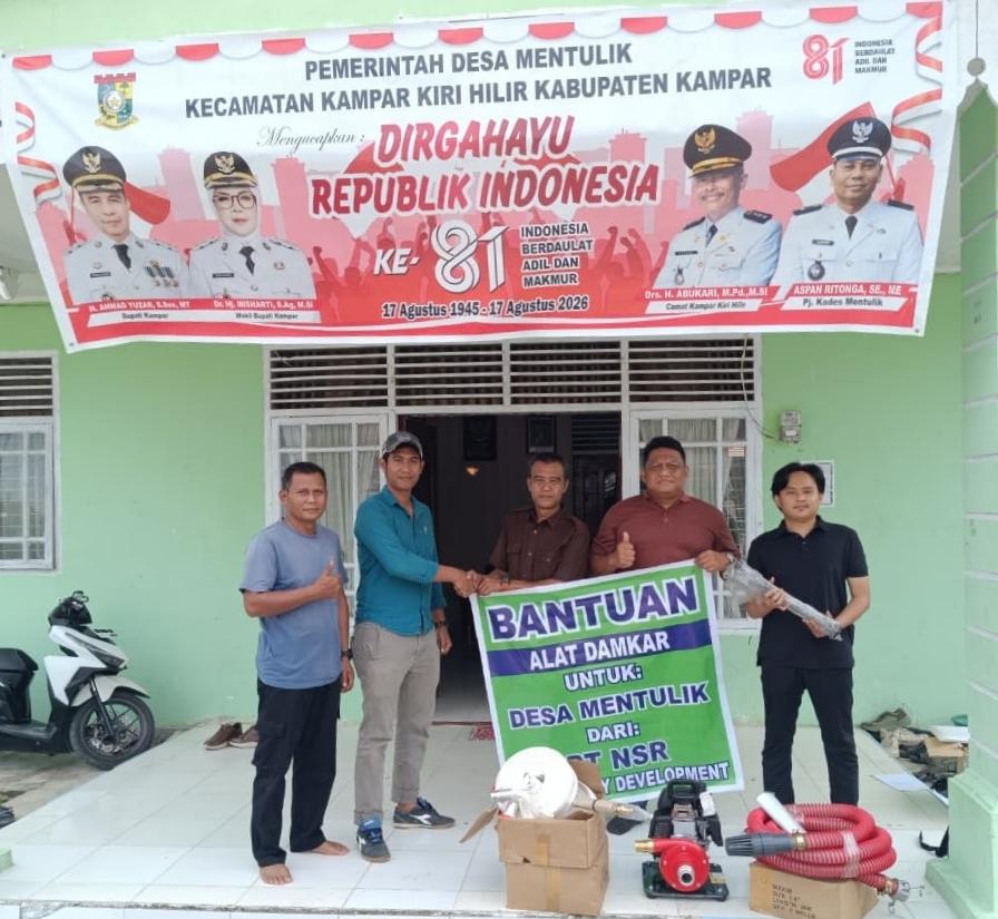 komitmen-antisipasi-karhutla-pt-nsr-serahkan-bantuan-alat-pemadam-api-ke-mpa-desa-mentulik