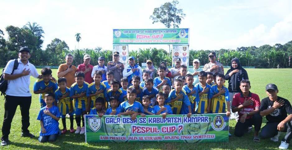 buka-turnamen-sepak-bola-di-padang-luas-wabup-kampar-ingin-olahraga-sebagai-ajang-pembinaan-