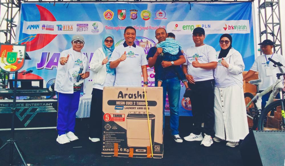 jalan-sehat-sumpah-pemuda-kecamatan-tenayan-raya-wawako--semangat-memperkuat-persatuan