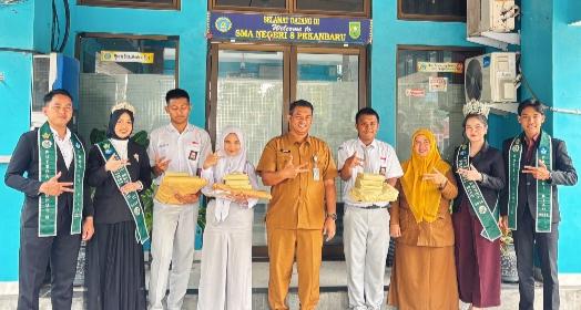 aksi-sosial-puteraputeri-kampus-riau-beri-bantuan-pendidikan-di-sman-8-pekanbaru