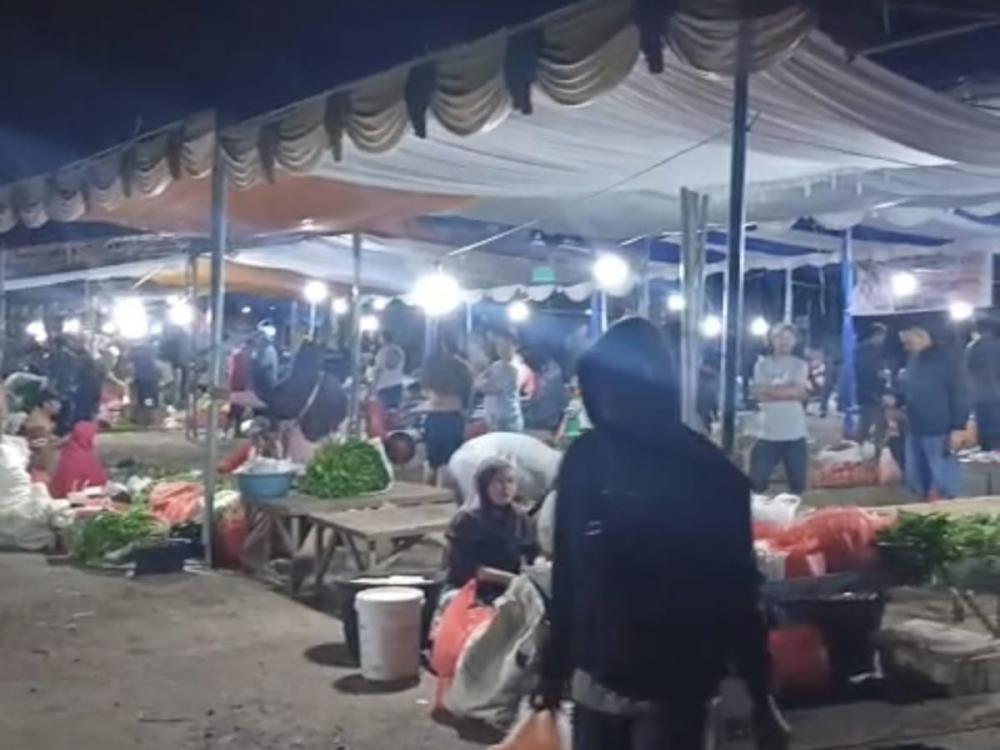 Hari Pertama Pasar Subuh Tembilahan Diserbu Masyarakat, Pedagang dan Pembeli Sambut Antusias