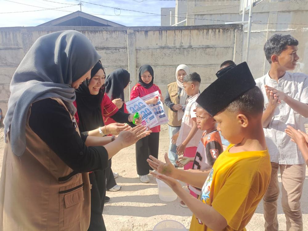 Mahasiswa Malaysia Edukasi Anak Panti Pekanbaru Soal Hidup Bersih dan Lindungi Diri