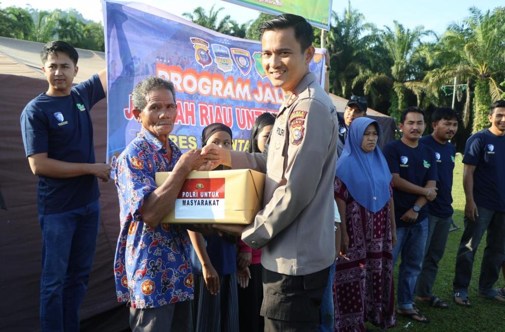 Jauh di Ujung Negeri, Polres Kuansing Serahkan Bansos di Pangkalan Indarung