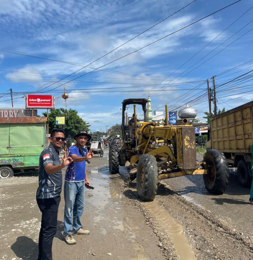 Pemerintah Kecamatan Ujungbatu Bersama Warga Gotong Royong Perbaiki Ruas Jalan Ujungbatu-Kota Lama