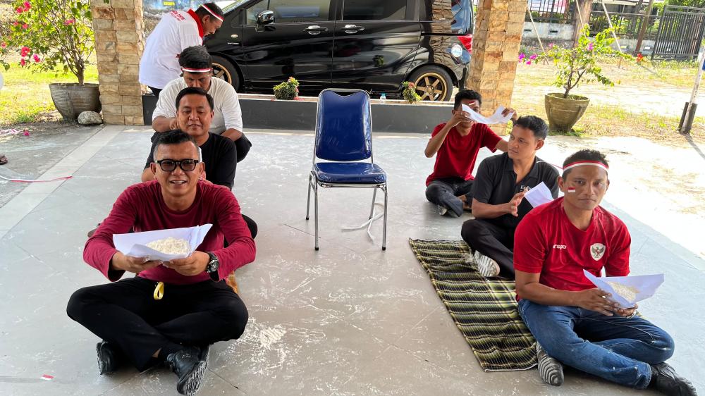 Tingkatkan Kebersamaan HUT Ke 81 Kemerdekaan RI di Bawaslu Kampar, Pimpinan dan Staf Ikut Lomba