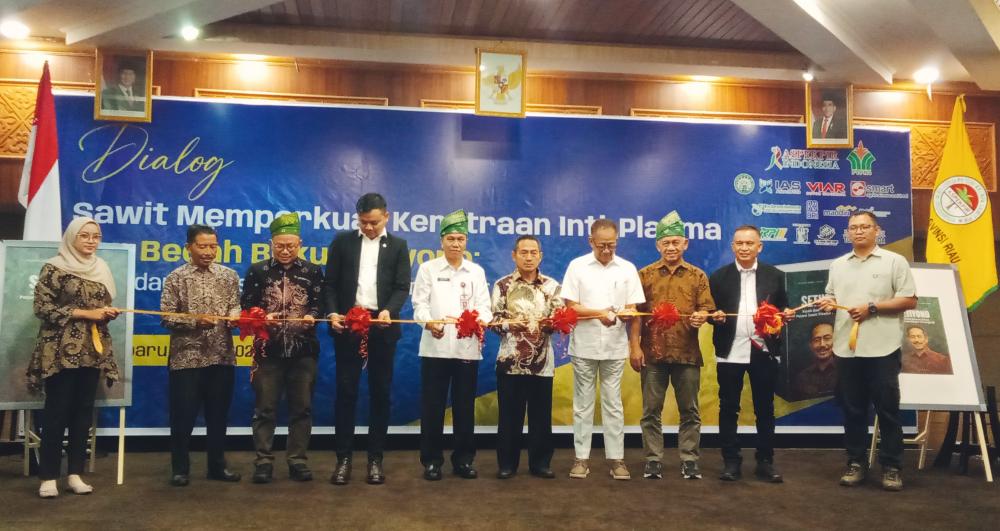 dinas-perkebunan-riau-dukung-penguatan-kemitraan-intiplasma-melalui-dialog-dan-bedah-buku