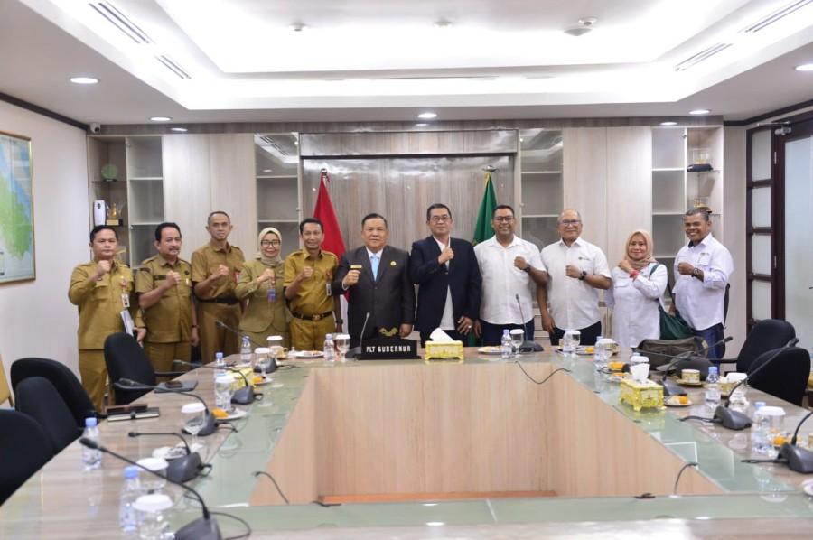 Sela-Sela Kesibukan, SF Hariyanto Luangkan Waktu untuk PWI Riau