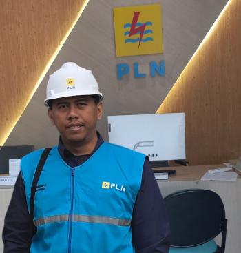 kabel-internet-semrawut-di-tiang-pln-ujung-batu-pln-tegaskan-belum-ada-izin-provider