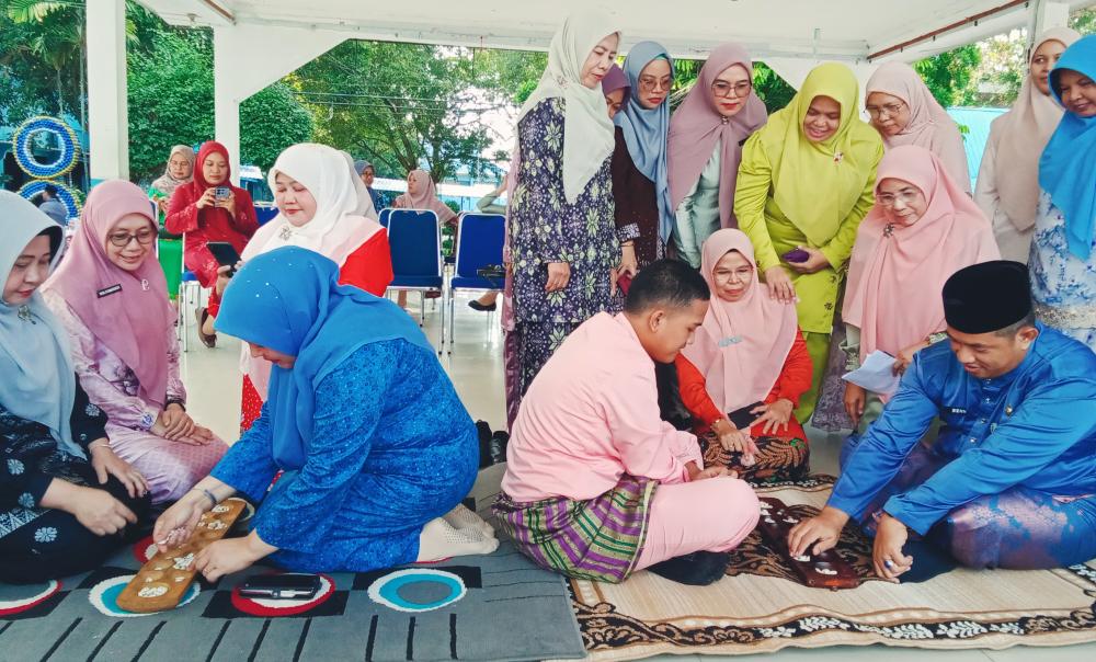 sambut-hut-riau-ke-69-satu-hari-berbahasa-dan-berbudaya-melayu-di-sman-8-pekanbaru